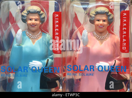 Berlin, Germany. 09th June, 2015. Waving solar figures from the Queen in a blue and a pink dress on sale for 25 Euros per figure in a shop window in Berlin, Germany, 09 June 2015. Photo: Jens Kalaene/dpa/Alamy Live News Stock Photo