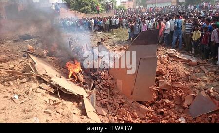 Allahabad, India. 16th June, 2015. People gather around where the Jaguar fighter aircraft of the Indian Air Force crashed this morning near Allahabad in Uttar Pradesh. Both the pilots managed to eject safely. Credit:  PACIFIC PRESS/Alamy Live News Stock Photo