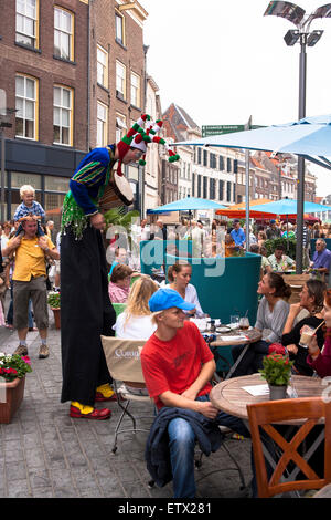 NLD, Netherlands, city of Zutphen, pavement cafes at the Groenmarkt, man on stilts.  NLD, Niederlande, Zutphen, Strassencafes am Stock Photo