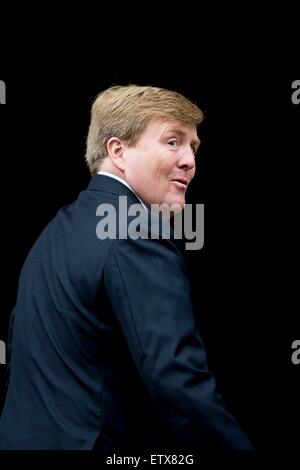 Amsterdam, The Netherlands. 16th June, 2015. King Willem-Alexander of The Netherlands attends the award ceremony of the Zilveren Anjers of the Prince Bernhard culture foundation at the Royal Palace in Amsterdam, The Netherlands, 16 June 2015. The Zilveren Stock Photo