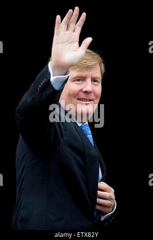 Amsterdam, The Netherlands. 16th June, 2015. King Willem-Alexander of The Netherlands attends the award ceremony of the Zilveren Anjers of the Prince Bernhard culture foundation at the Royal Palace in Amsterdam, The Netherlands, 16 June 2015. The Zilveren Stock Photo