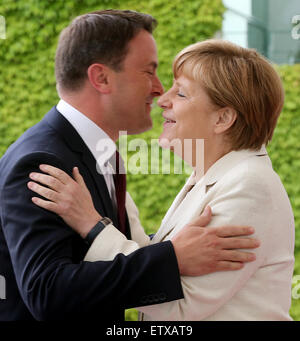 Berlin, Germany. 16th June, 2015. German Chancellor Angela Merkel receives the Prime Minister of Luxembourg Xavier Bettel at the Federal Chancellery in Berlin, Germany, 16 June 2015. Photo: WOLFGANG KUMM/dpa/Alamy Live News Stock Photo