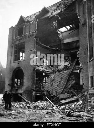 Bomb damage in Liverpool during the Second World War.  During a Merseyside bomb raid on the 12th and 13th of March the corner portion of the Engineering Laboratory of Liverpool University was severely damaged by a bomb. The Medical School and Laboratories Stock Photo