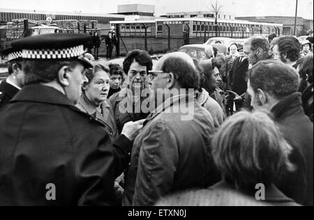 1972 Miners Strike. NUM Pickets and POlice discuss the problem of whether to let office workers into the National Coal Board Offices, as they arrives for work, Llamnishen, north of Cardiff, Wales, 24th January 1972. Stock Photo