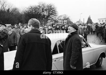1972 Miners Strike. Coal Miners Pickets clash with NCB Office Workers outside the Coal Board Office in Tondu, Mid Glamorgan, Wales, 26th January 1972. Stock Photo