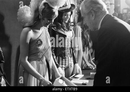 Miss World Contestants, Variety Club Luncheon, Savoy Hotel, London, 4th November 1971. Miss United Kingdom, Marilyn Ann Ward. Stock Photo
