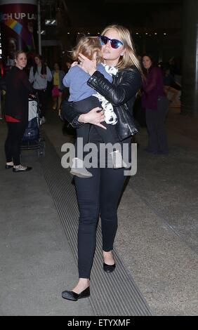 Holly Valance and her daughter arrive at Los Angeles International (LAX ...