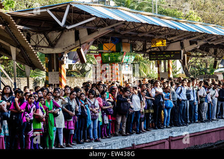 Mumbai India,Dadar Railway Station,train,Western Line,passenger passengers rider riders,riders,standing,platform,crowded,man men male,woman female wom Stock Photo