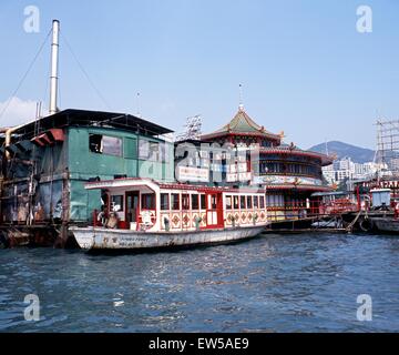 Fishing boats to the rear of the Jumbo floating Chinese restaurant in Aberdeen Harbour, Aberdeen, Hong Kong, China Stock Photo