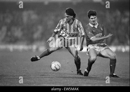 Coventry City 5 v Nottingham Forest 4.  Fourth round of the Rumbelows Cup at Highfield Road (Picture shows) Players contesting the ball. 28th November 1990 Stock Photo