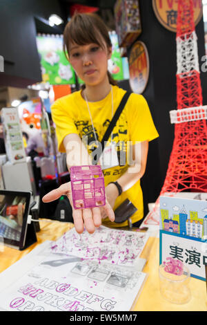 Tokyo, Japan. 18th June, 2015. An exhibitor shows a cube made by 3D printing pen at the International Tokyo Toy Show 2015 in Tokyo Big Sight on June 18, 2015, Tokyo, Japan. Japan's largest trade show for toy makers attracts buyers and collectors by introducing the latest products from different toymakers from Japan and overseas. The toy fair showcases about 35,000 toys from 149 domestic and foreign companies and is held over four days. Credit:  Rodrigo Reyes Marin/AFLO/Alamy Live News Stock Photo