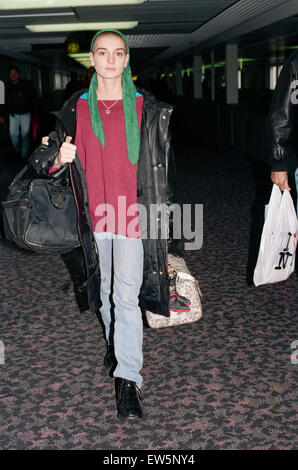 Irish singer Sinead O'Connor arriving at Heathrow Airport. 19th October 1992. Stock Photo