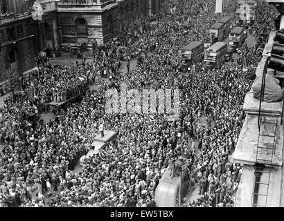 VE DAY 8 May 1945 - Celebrations In Trafalgar Square Stock Photo - Alamy