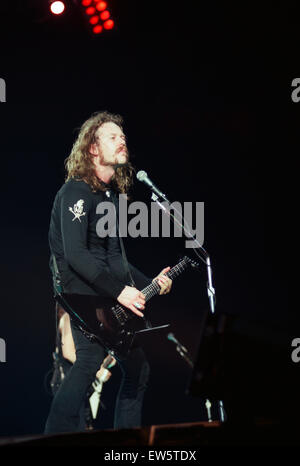 Metallica in concert at the NEC Arena, Birmingham. James Hetfield, lead singer and guitarist with the band. 4th November 1992. Stock Photo