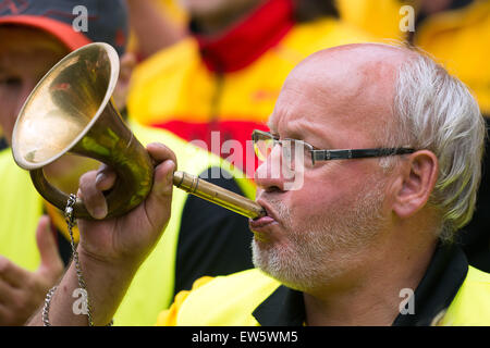 Bonn, Germany. 18th June, 2015. A Deutsche Post employee demonstrates and blows a postal horn in Bonn, Germany, 18 June 2015. Thousands of postal workers demonstrated in front of company headquarters. Photo: MARIUS BECKER/dpa/Alamy Live News Stock Photo