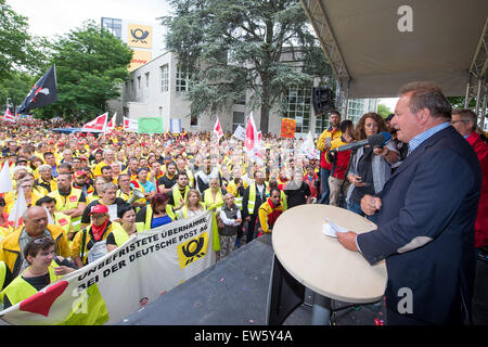 Bonn, Germany. 18th June, 2015. Verdi parliamentary chairman Frank Bsirske (R) speaks to Deutsche Post employees in Bonn, Germany, 18 June 2015. Thousands of postal workers demonstrated in front of company headquarters. Photo: MARIUS BECKER/dpa/Alamy Live Stock Photo