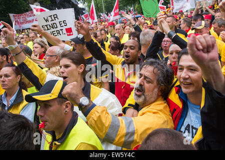 Bonn, Germany. 18th June, 2015. Deutsche Post employees demonstrate in Bonn, Germany, 18 June 2015. Thousands of postal workers demonstrated in front of company headquarters. Photo: MARIUS BECKER/dpa/Alamy Live News Stock Photo