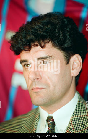 Brian Little is unveiled as Aston Villa's new manager. Pictured is his assistant at Leicester, John Gregory. 25th November 1994. Stock Photo