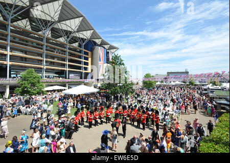 Ascot, Berkshire, UK. 18th June 2015. The annual Royal Ascot Races, Ladies Day. Credit:  Matthew Chattle/Alamy Live News Stock Photo