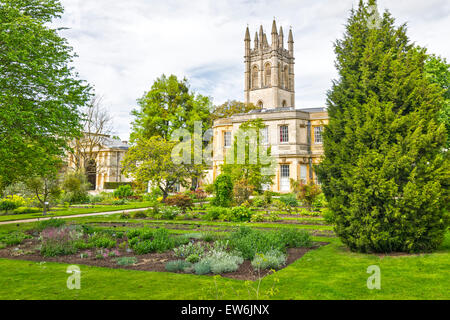 OXFORD CITY THE GREAT TOWER OF MAGDALEN COLLEGE IN THE HIGH STREET FROM THE BOTANIC GARDENS Stock Photo