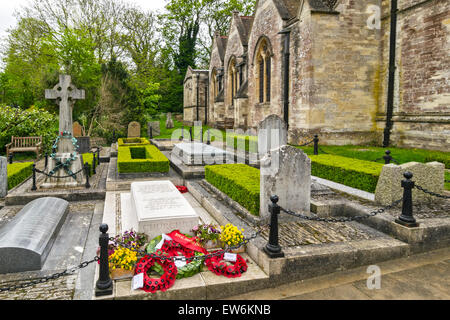 WINSTON CHURCHILL'S AND CLEMENTINE CHURCHILLS GRAVE AT ST.MARTIN'S CHURCH BLADON OXFORDSHIRE AND WREATHS PLACED ON VE DAY IN MAY Stock Photo