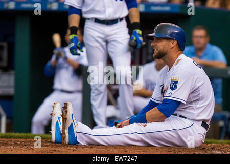 Kansas City, MO, USA. 18th June, 2015. Alex Gordon #4 of the Kansas City Royals is tagged out at home plate by Jonathan Lucroy #20 of the Milwaukee Brewers in the third inning during the MLB game between the Milwaukee Brewers and the Kansas City Royals at Kauffman Stadium in Kansas City, MO. Kyle Rivas/CSM/Alamy Live News Stock Photo