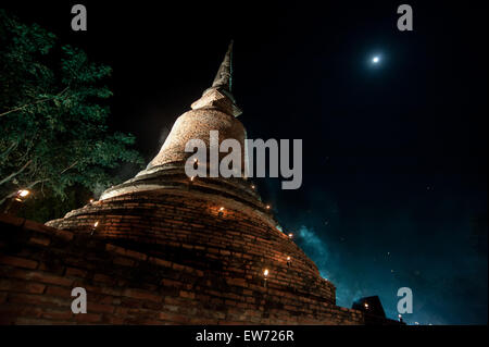 Temple at the Sukhothai Historical Park in the full moon night during the Loykratong festival Stock Photo