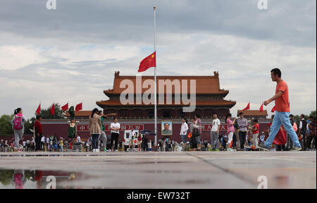 Beijing, China. 19th June, 2015. The Chinese national flag flies at half mast to mourn Qiao Shi, former chairman of China's National People's Congress Standing Committee, at the Tian'anmen Square in Beijing, capital of China, June 19, 2015. © Xing Guangli/Xinhua/Alamy Live News Stock Photo