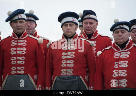 Lions Mound, Waterloo, Belgium. 19th June, 2015. Preparations begin for the massive reenactment of the Battle of Waterloo taking place over two days alongside the original battlefield with combatants in authentic period military costume. Soldiers of the 33rd (The Duke of Wellington’s) Regiment of Foot. Credit:  Malcolm Park editorial/Alamy Live News