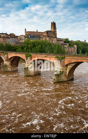 View across the old bridge over the River Tarn to the cathedral of Sainte Cecile in Albi Stock Photo