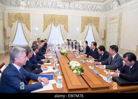 St. Petersburg, Russia. 18th June, 2015. Chinese Vice Premier Zhang Gaoli (5th R) meets with Russian President Vladimir Putin in St. Petersburg, Russia, June 18, 2015. © Gao Jie/Xinhua/Alamy Live News Stock Photo