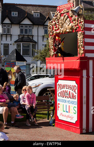 UK, Wales, Conwy, Llandudno, promenade, families watching Professor Codman’s Punch and Judy show Stock Photo