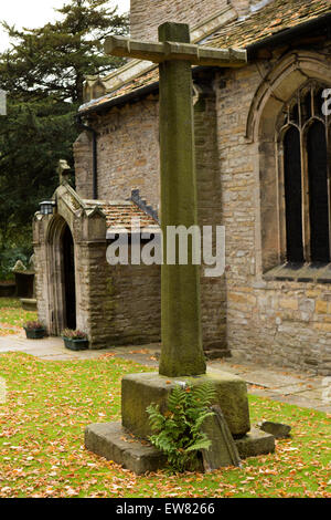 UK, England, Cheshire, Pott Shrigley, St Christopher’s parish church historic preaching cross Stock Photo