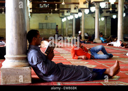 (150619) -- CAIRO, June 19, 2015 (Xinhua) -- A Muslim reads the Quran at the Al-Azhar Mosque in Cairo, Egypt, on June 19, 2015, the first Friday of the holy month of Ramadan. (Xinhua/Ahmed Gomaa) Stock Photo