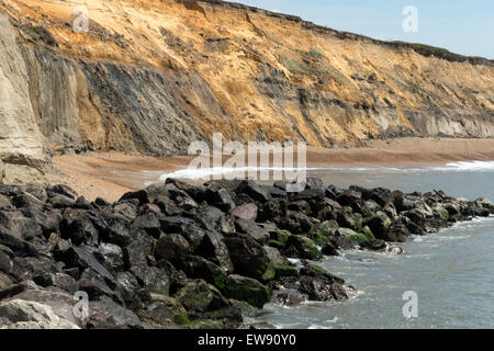 Limestone rock groynes help to prevent cliff erosion at Barton on Sea in Hampshire Stock Photo