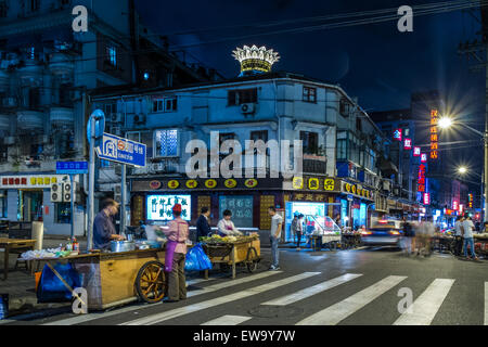Food stalls in a street night market on Shandong Middle Road in Shanghai, China Stock Photo