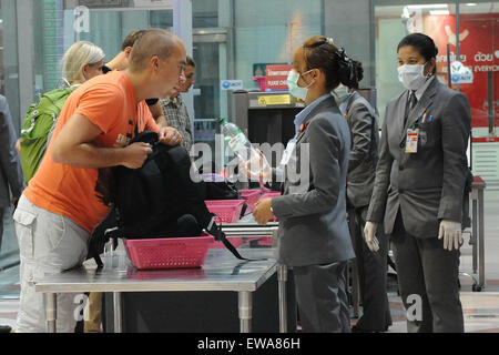 Bangkok, Thailand. 21st June, 2015. Officials wearing facial masks work at a security check point at Suvarnabhumi Airport in Bangkok, Thailand, June 21, 2015. Thailand's public health ministry on Thursday confirmed the country's first case of the Middle East Respiratory Syndrome (MERS). Citizens and travellers have begun to undertake preventive methods such as wearing protective facial masks in Bangkok. © Rachen Sageamsak/Xinhua/Alamy Live News Stock Photo