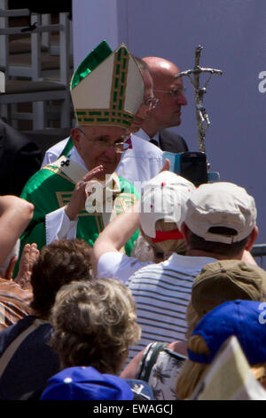 Turin, Italy, 21st June 2015. Pope Francis leaves Piazza Vittorio after celebrating the holy mass. Stock Photo