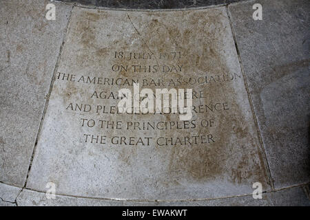 ABA memorial of Magna Carta, Runnymede. One of four engraved stones in the plinth marking rededication ceremonies: 18 July 1971 Stock Photo