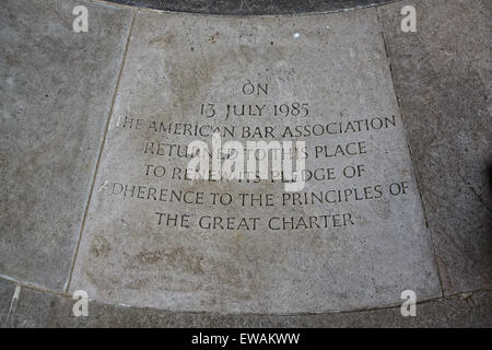 ABA memorial of Magna Carta, Runnymede. One of four engraved stones in the plinth marking rededication ceremonies: 13 July 1985 Stock Photo