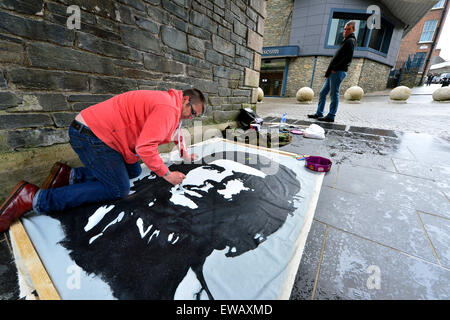 Street artist recreating iconic Che Guevara (Ernesto Guevara de la Serna) portrait, Londonderry (Derry), Northern Ireland Stock Photo