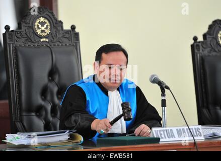 Jakarta, Indonesia. 22nd June, 2015. Indonesian judge Ujang Abdullah closes the hearing of French drug convict on death row, Serge Atlaoui, at the Jakarta Administrative court in Jakarta, Indonesia, June 22, 2015. Indonesian court rejected final appeal of French national facing execution for drug offenses. Credit:  Zulkarnain/Xinhua/Alamy Live News Stock Photo