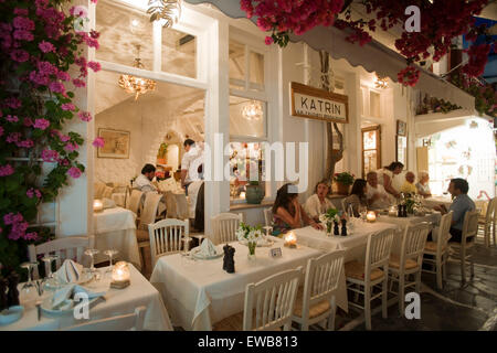 Griechenland, Kykladen, Mykonos, Mykonos-Stadt (Chora), Restaurant Katrin, ein exclusives Restaurant in einer Altstadtgasse. Stock Photo