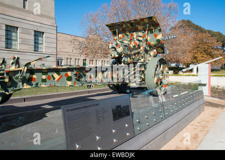 Australian War Memorial in Canberra, kanone 16 krupp german field gun from first world war on display Stock Photo