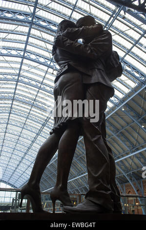 Paul Day's statue at St Pancras station 'The Meeting Place'.  London, UK Stock Photo