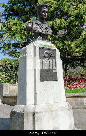 Bust of war hero Douglas Harris Morris in queen square in Wolverhampton Stock Photo