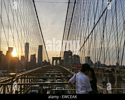 New York, USA. 22nd June, 2015. Lovers kiss on Brooklyn Bridge in New York, United States, June 22, 2015. © Li Muzi/Xinhua/Alamy Live News Stock Photo