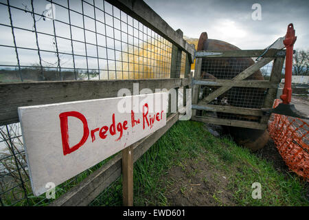 Pumping water from the flooded Somerset Levels into the River Parrett near Moorland and Fordgate during flooding in Feb 2014 Stock Photo