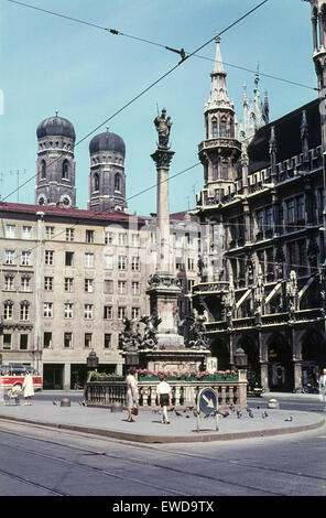 Marienplatz mit Mariensäule in the mid-sixties Mariensäule am Münchner Marienplatz an ihrem alten Standort Stock Photo