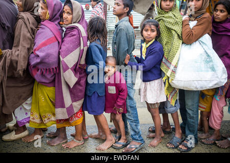 A group of pilgrims standing in line for a free meal during Kumbh Mela, Allahabad, Uttar Pradesh, India. Stock Photo